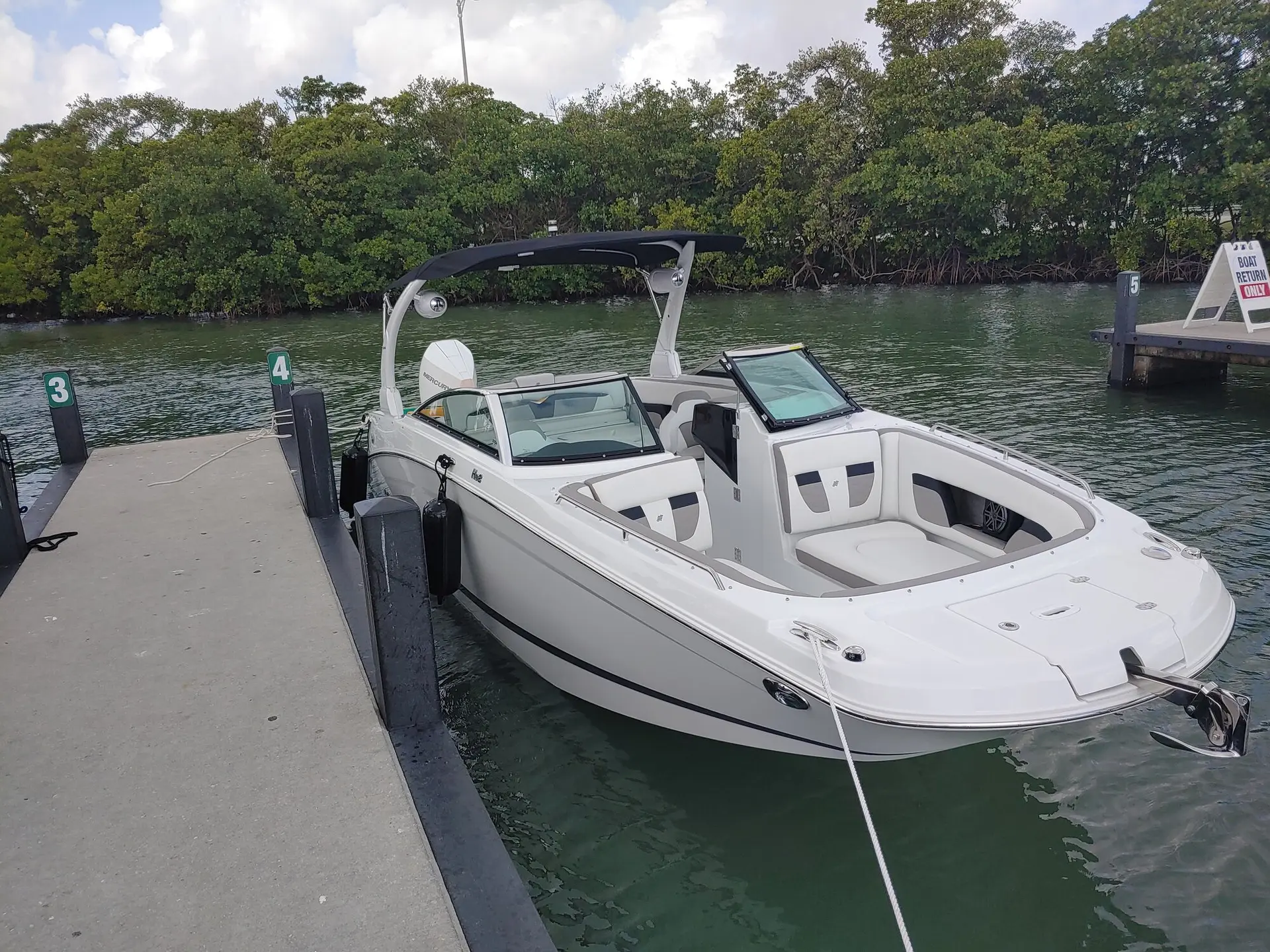 27FT FOUR WINNS Miami yacht rental 2