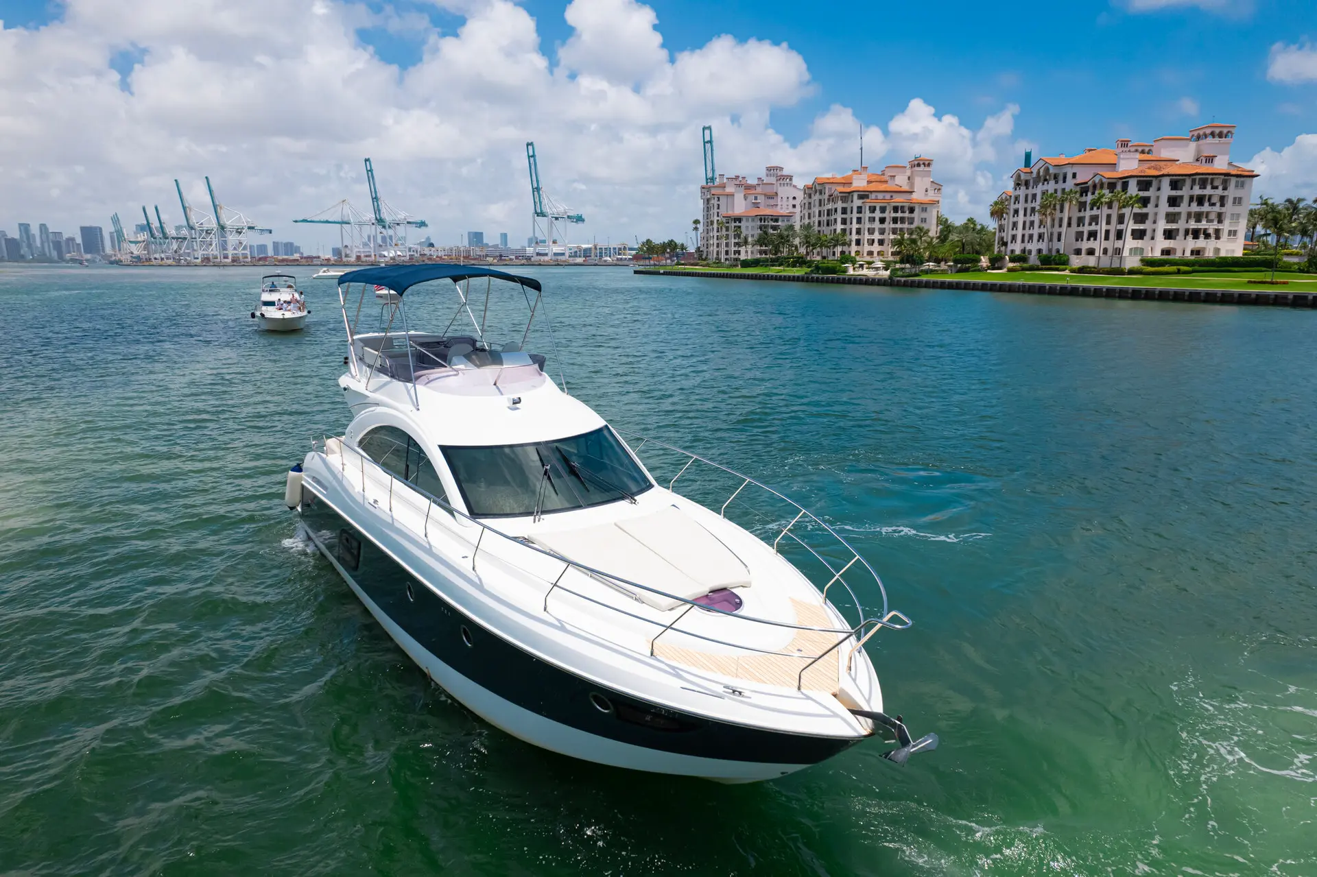 52' Beneteau Flybridge Venetian Miami yacht rental 2