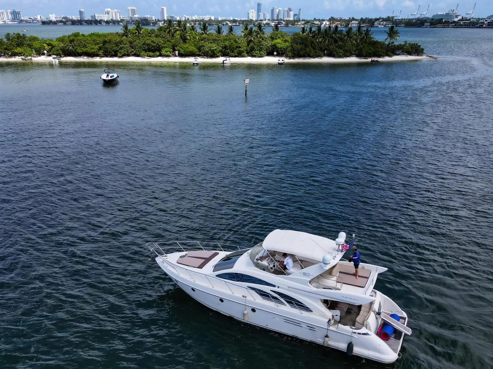 53FT AZIMUT — 53ft direct Miami yacht