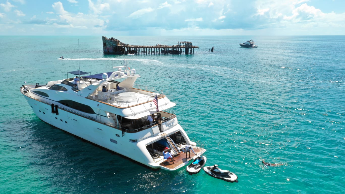 100ft Azimut Jumbo rental in Miami