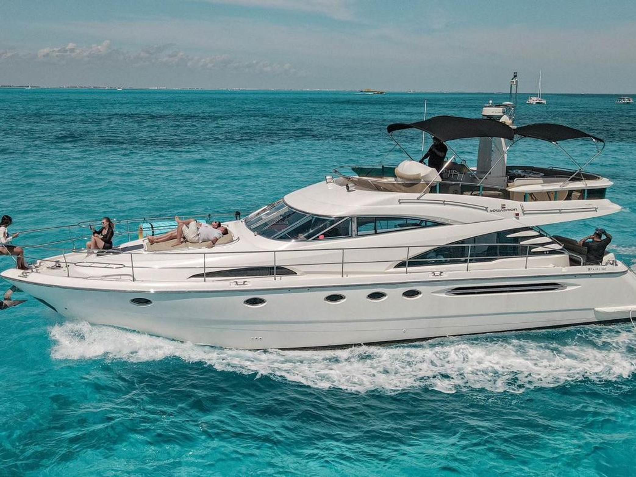 70FT FAIRLINE ( CANCUN )  rental in Cancún